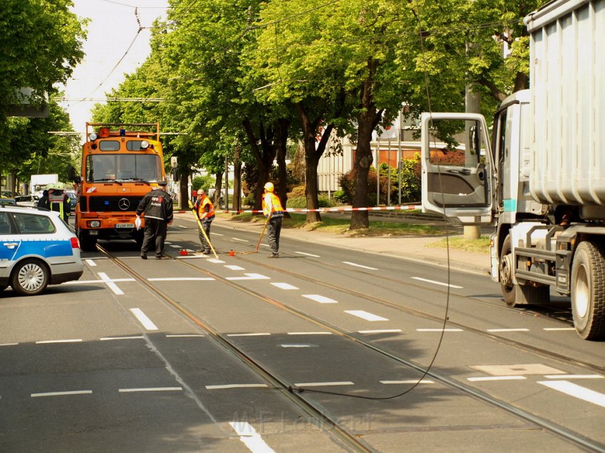 LKW riss Oberleitung ab Koeln Deutz Am Schnellert Siegburgerstr P052.JPG